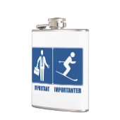 Arbeit ist wichtig und fährt ist Importanter Ski Flachmann (Links)