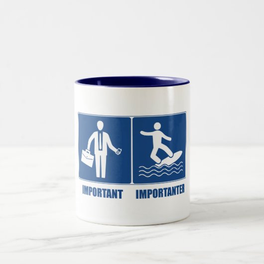 Arbeit ist wichtig, Wassersurfen ist wichtiger Zweifarbige Tasse (Mittel)