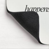 'Arbeit passiert. Kaffee hilft.' Lustiges Geschenk Mousepad (Ecke)