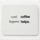 'Arbeit passiert. Kaffee hilft.' Lustiges Geschenk Mousepad (Vorne)