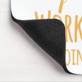 Arbeit saugt mich sind gehende Fischerei! Mousepad (Ecke)