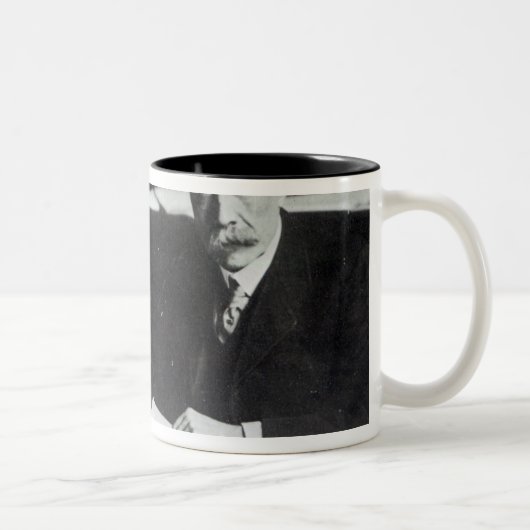 Arbeit Sirs Edward Elgar über eine Zweifarbige Tasse (Rechts)