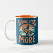 Arbeit weniger Surfen mehr Zweifarbige Tasse (Links)