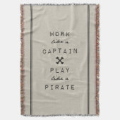 Arbeit wie eine Decke Kapitän-Play Like A Pirate (Vorderseite Vertikal)