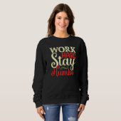 Arbeite hart Bleib bescheiden Sweatshirt (Vorne ganz)