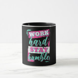 Arbeite hart, bleibe bescheiden tasse