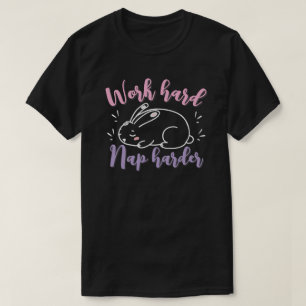 Arbeite hart, halte noch härter ein Nickerchen T-Shirt
