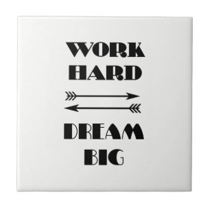 ARBEITE HART TRÄUME GROSS Quote Text Schwarz und Fliese