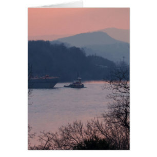 Arbeiten am Fluss bei Sonnenuntergang, vertikal