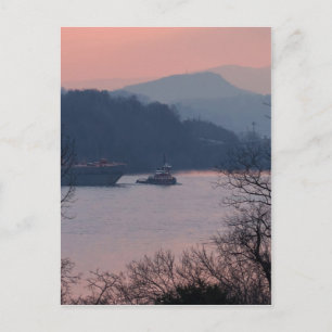 Arbeiten am Fluss bei Sonnenuntergang, vertikal Postkarte