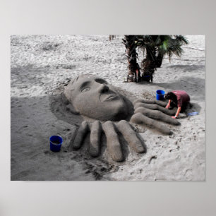 Arbeiten an einer Sandskulptur in Marbella Poster