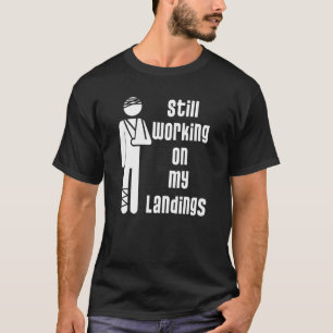Arbeiten an meiner Landung gebrochenes Baucharm na T-Shirt