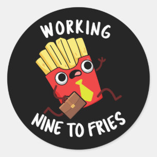 Arbeiten neun an Fries Funny Fries Pun Dark BG Runder Aufkleber