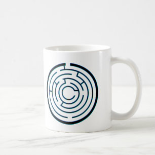 Arbeiten Sie das Labyrinth, während Sie Geweckt ha Kaffeetasse