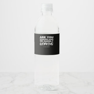 Arbeiten Sie hart oder arbeiten Sie kaum aktiv Wasserflaschenetikett