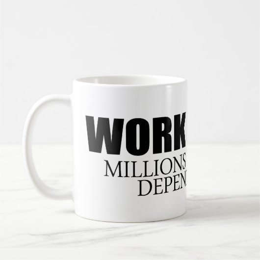 Arbeiten Sie schwerer, weil Millionen auf Kaffeetasse (Links)