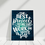 "Arbeiten Sie selbst" Retro Inspiration Zitat Poster<br><div class="desc">Erhöhen Sie Ihren Platz mit dem Retro Inspiration Zitat Poster "Arbeiten Sie selbst". Mit der motivierend Botschaft "Das beste Projekt, an dem Sie je arbeiten werden, ist Sie selbst" verbindet dieses Design Retroästhetik mit aufregender Inspiration. Dieses Poster ist perfekt für jeden Raum, in dem Selbstverbesserung und Positivität der Schlüssel sind....</div>