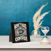 Arbeiten Sie so hart, dass Ihre Hasser Ihnen Kaffe Fotoplatte (InSitu)