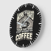 Arbeiten Sie so hart, dass Ihre Hasser Ihnen Kaffe Große Wanduhr (Winkel)
