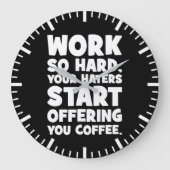Arbeiten Sie so hart, dass Ihre Hasser Ihnen Kaffe Große Wanduhr (Vorderseite)