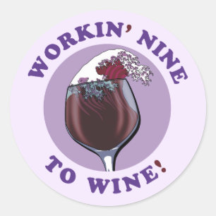Arbeiten von neun an den Wein   Funny Wine Lovers  Runder Aufkleber