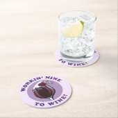 Arbeiten von neun an den Wein | Funny Wine Lovers  Runder Pappuntersetzer (Vor Ort)