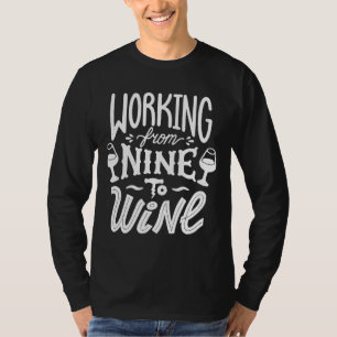 Arbeiten von neun bis hin zu Wein 26 T-Shirt