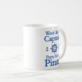 Arbeiten wie ein Captain-Party wie eine Piratencof Kaffeetasse (VorderseiteRechts)