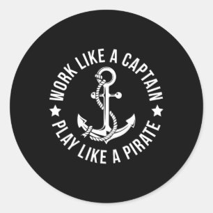 Arbeiten wie ein Captain spielen wie ein Piratenan Runder Aufkleber