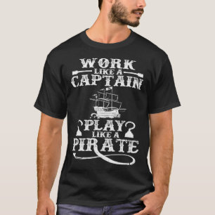 Arbeiten wie ein Captain spielen wie ein Piratensc T-Shirt