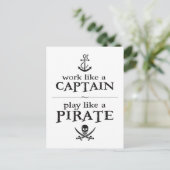 Arbeiten wie ein Kapitän, spielen wie ein Pirat Postkarte (Stehend Vorderseite)