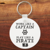 Arbeiten wie ein Kapitän, spielen wie ein Pirat Schlüsselanhänger (Vorderseite)