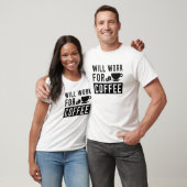 arbeitet für Kaffee T-Shirt (Unisex)