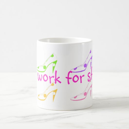 Arbeitet für Schuhe Kaffeetasse (Mittel)