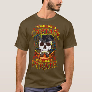 Arbeitet wie ein Captain, der wie ein Pirat spielt T-Shirt