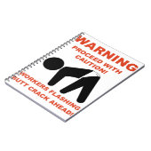 ARBEITNEHMER, DIE DAS SHIRT "HINTERN CRACK AHEAD" NOTIZBLOCK (Linke Seite)