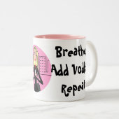 Arbeits-Zen: Atmen Sie, addieren Sie Wodka, Zweifarbige Tasse (VorderseiteRechts)