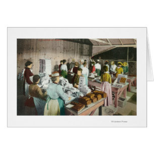 Arbeitskräfte, die GoodiesFresno, CA verpacken