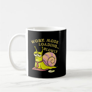 Arbeitsmodus wird langsam lustiges Cartoon-Geschen Kaffeetasse