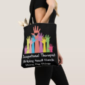 Arbeitstherapeut hilft kleinen Händen bei der Arbe Tasche (Von Nahem)