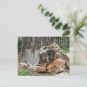 Arbeitstiefel und Schaufel Postkarte (Stehend Vorderseite)