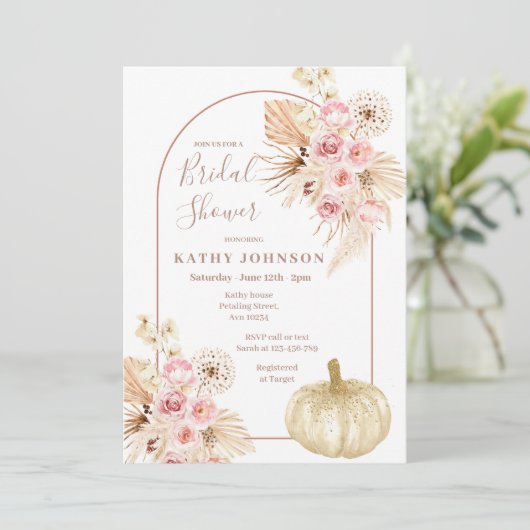 Arch Boho Pampas Grass und Pumpkin-Brautparty  Einladung (Stehend Vorderseite)