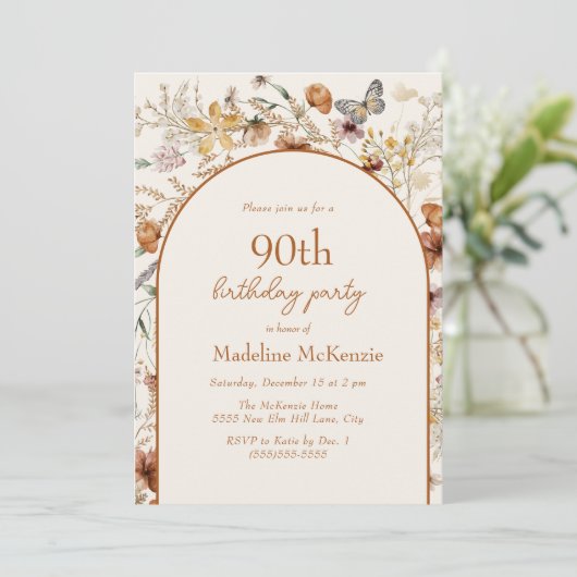 Arch Boho Wildblumen 90. Geburtstag Einladung (Stehend Vorderseite)