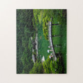 Arch Bridge im japanischen Wald und Lake Puzzle (Vertikal)