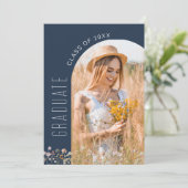 Arch-Foto der Navy Blue Wildblume Graduation Party Einladung (Stehend Vorderseite)