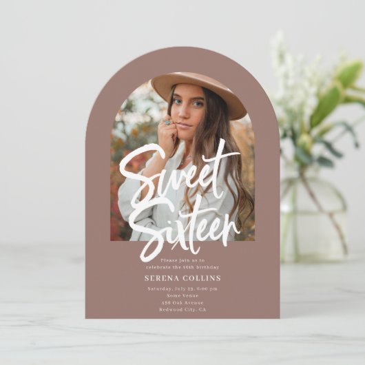 Arch Foto Pinselkalligraphie Sweet 16 Einladung (Stehend Vorderseite)