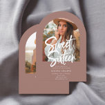 Arch Foto Pinselkalligraphie Sweet 16 Einladung<br><div class="desc">Feiern Sie Ihren Meilenstein mit dieser eleganten Sweet 16 Einladung! Die Vorderseite zeigt Ihr Foto in einer atemberaubenden Bogenform und schafft so eine zeitlose und persönliche Touch. Die Überschrift 16 . Geburtstag ist in moderner Pinselkalligraphie geschrieben und verleiht ihr elegantes und spielerisches Ambiente. Unten werden alle Party-Details schön dargestellt. Fügen...</div>