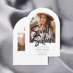 Arch Foto Pinselkalligraphie Sweet 16 Einladung<br><div class="desc">Feiern Sie Ihren Meilenstein mit dieser eleganten Sweet 16 Einladung! Die Vorderseite zeigt Ihr Foto in einer atemberaubenden Bogenform und schafft so eine zeitlose und persönliche Touch. Die Überschrift 16 . Geburtstag ist in moderner Pinselkalligraphie geschrieben und verleiht ihr elegantes und spielerisches Ambiente. Unten werden alle Party-Details schön dargestellt. Fügen...</div>