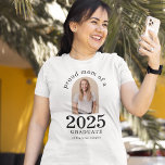 Arch Foto Proud Mama 2023 Graduate T - Shirt<br><div class="desc">Arch Foto Proud Mama von 2023 Graduate. Besonders für Mütter von Studierenden, die ihren Abschluss mit Stolz machen. Das Foto Ihres Abschlusses ist in einem Bogen-Form, und das Jahr groß und kühn, mit dem Namen des Absolventen und High School. Personalisieren Sie den Text ganz nach Bedarf und ersetzen Sie das...</div>