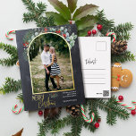 Arch Greenery Merry Christmas Foto Chalkboard Folien Feiertagspostkarte<br><div class="desc">Dieses Design zeichnet sich durch Aquarellholz und Eukalyptus aus,  die um ein gewölbtes Bild mit einem vergoldeten Rahmen angeordnet sind.</div>